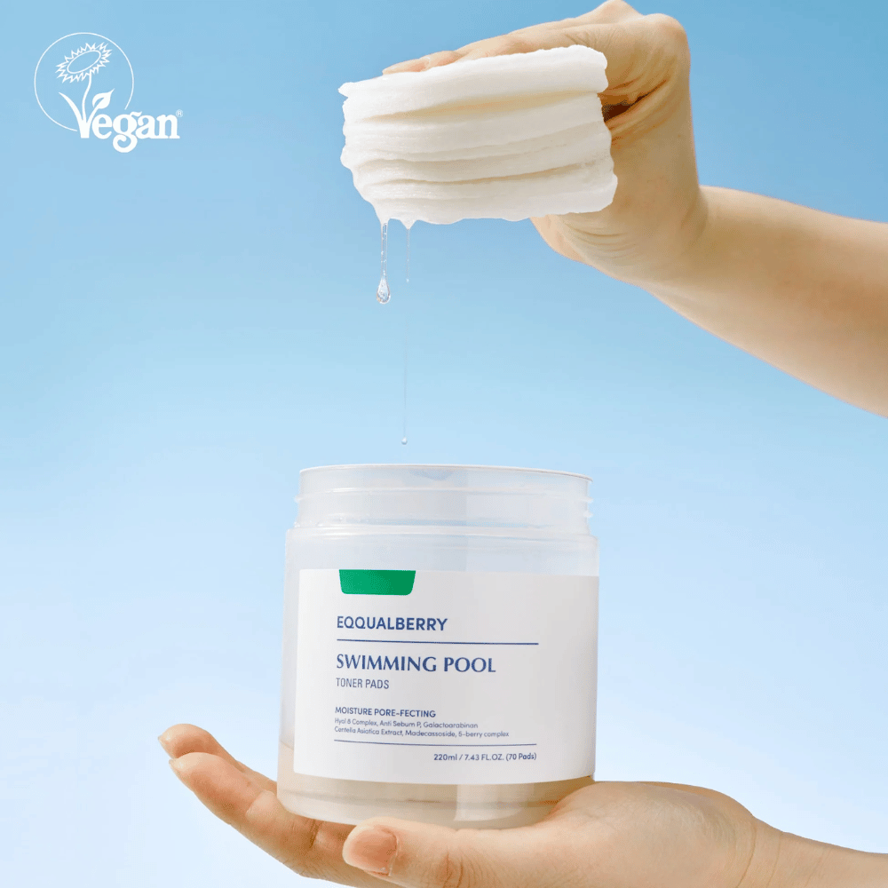 Equalberry Swimming Pool Toner Pads sont des tampons véganes et hydratants avec un contenu riche en sérum dégoulinant – parfait pour rafraîchir et apaiser la peau.