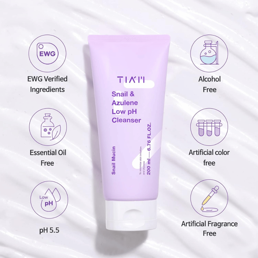 TIA'M Snail & Azulene Low pH Cleanser affiché avec des symboles pour les ingrédients vérifiés par EWG, faible niveau de pH, et que le produit est exempt d'alcool, de parfum, de colorants et d'huiles essentielles.