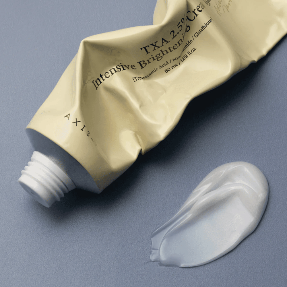 Image produit avec le tube et une noisette de crème à côté pour montrer la texture douce et crémeuse ainsi que la formule hydratante. L’accent est mis sur l’éclat et l’application uniforme.