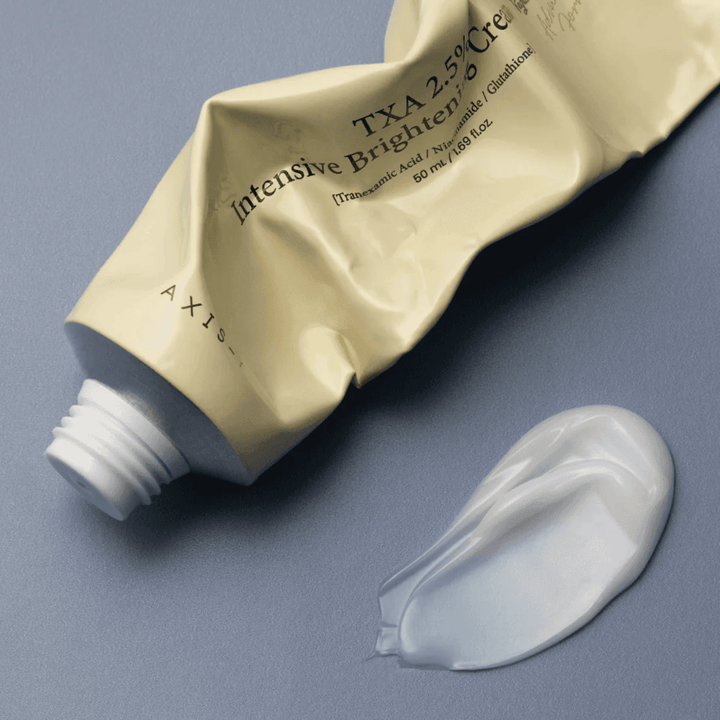 Image produit avec le tube et une noisette de crème à côté pour montrer la texture douce et crémeuse ainsi que la formule hydratante. L’accent est mis sur l’éclat et l’application uniforme.