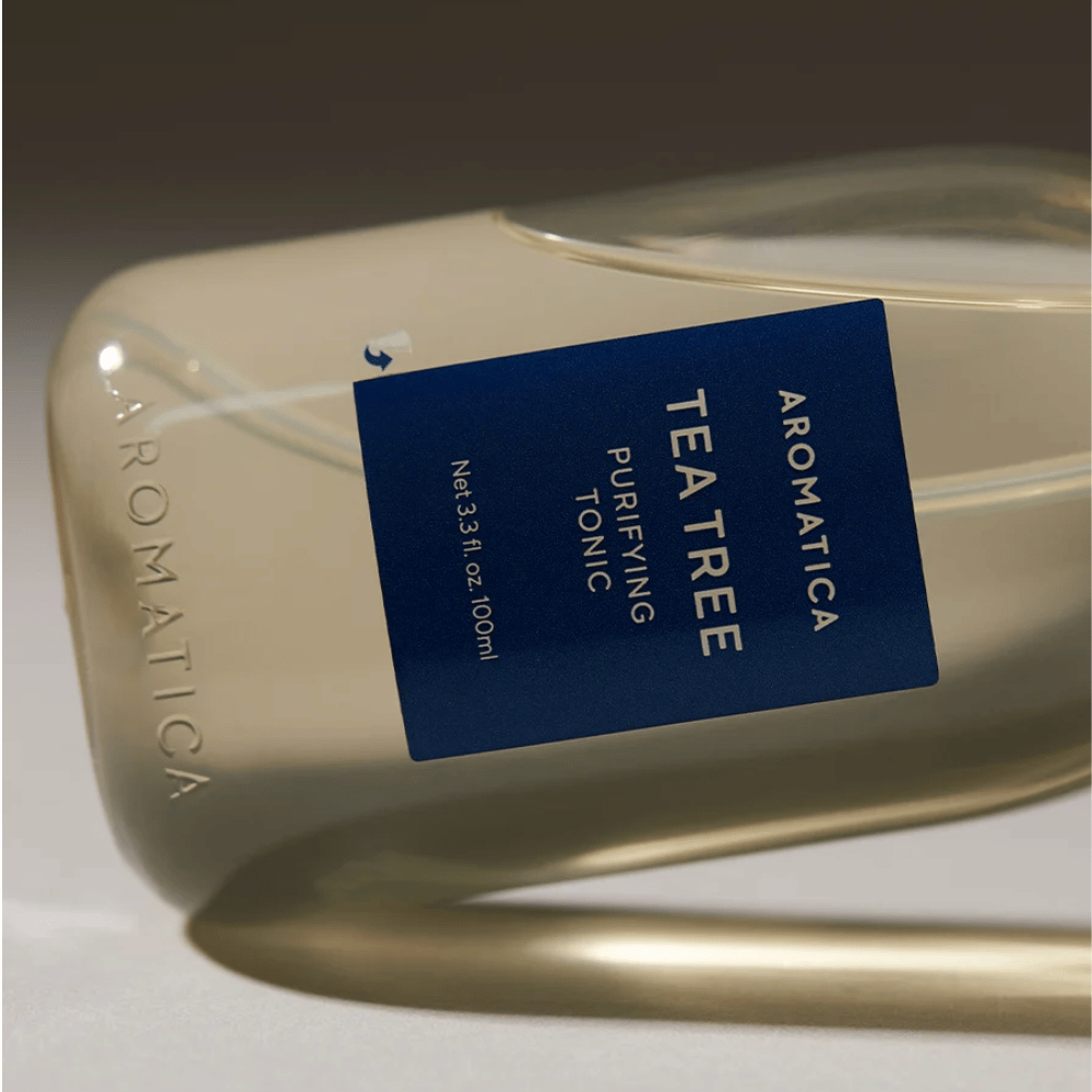 AROMATICA Tea Tree Purifying Tonic – gros plan sur le flacon et l’étiquette du produit