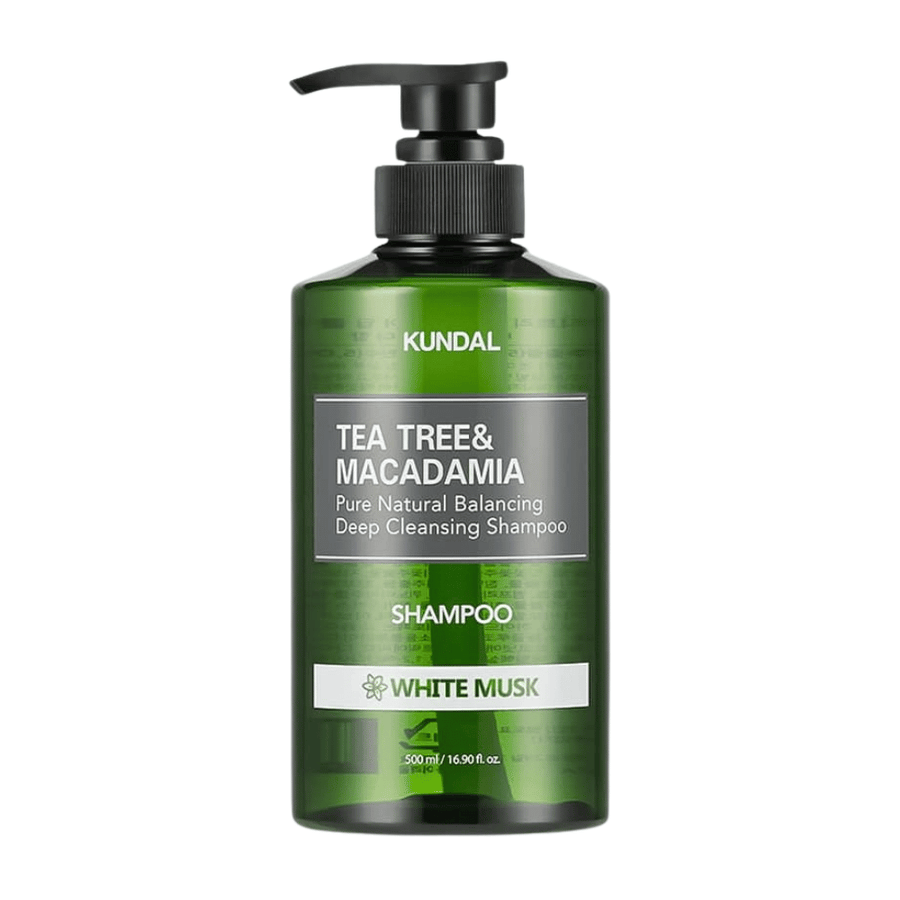 Image de produit détourée et épurée de KUNDAL Tea Tree & Macadamia Deep Cleansing Shampoo White Musk avec flacon vert transparent et design à pompe.