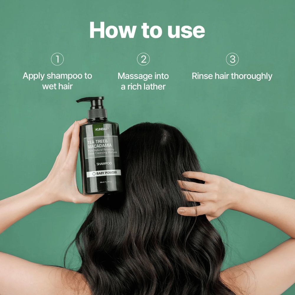 Image étape par étape montrant comment utiliser KUNDAL Tea Tree & Macadamia Deep Cleansing Shampoo pour nettoyer les cheveux et le cuir chevelu avec une mousse abondante.