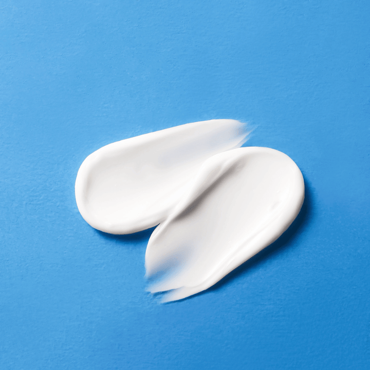 Gros plan de la texture COSRX The Ceramide Skin Barrier Moisturizer – crème aux céramides qui hydrate en profondeur et améliore la barrière protectrice de la peau.