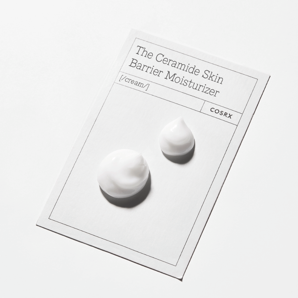 Texture de crème de COSRX The Ceramide Skin Barrier Moisturizer – crème visage adoucissant qui renforce la barrière cutanée et prévient la perte d'humidité.