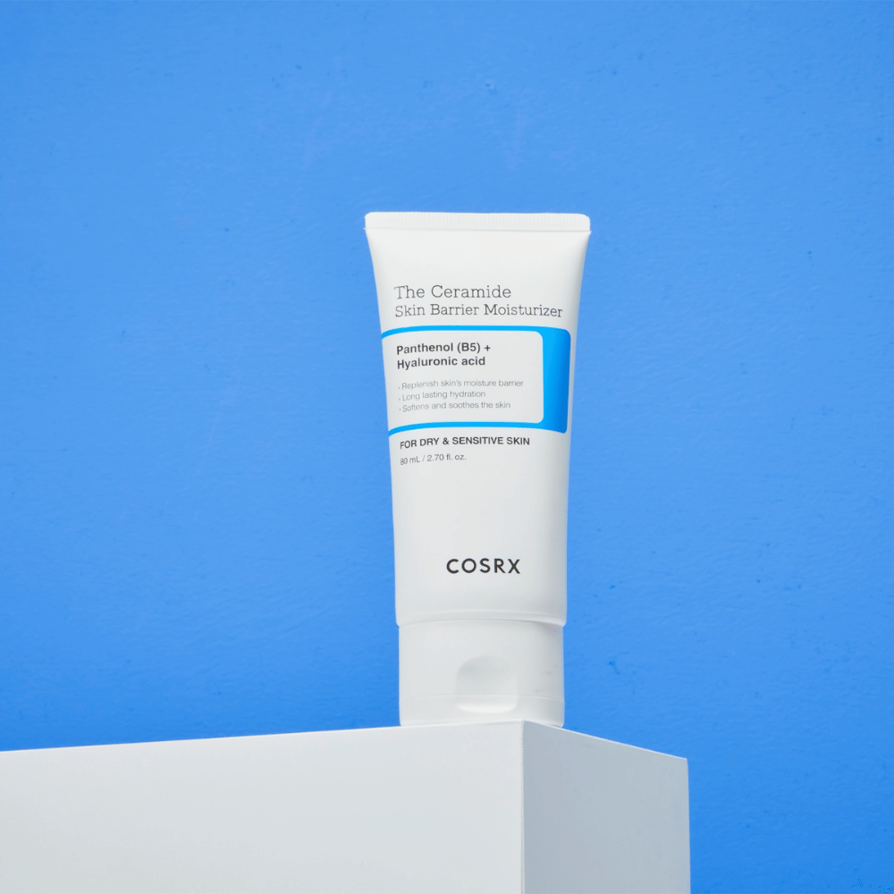 COSRX The Ceramide Skin Barrier Moisturizer sur piédestal – crème visage hydratant avec céramides, panthénol et acide hyaluronique pour peau sèche et sensible.