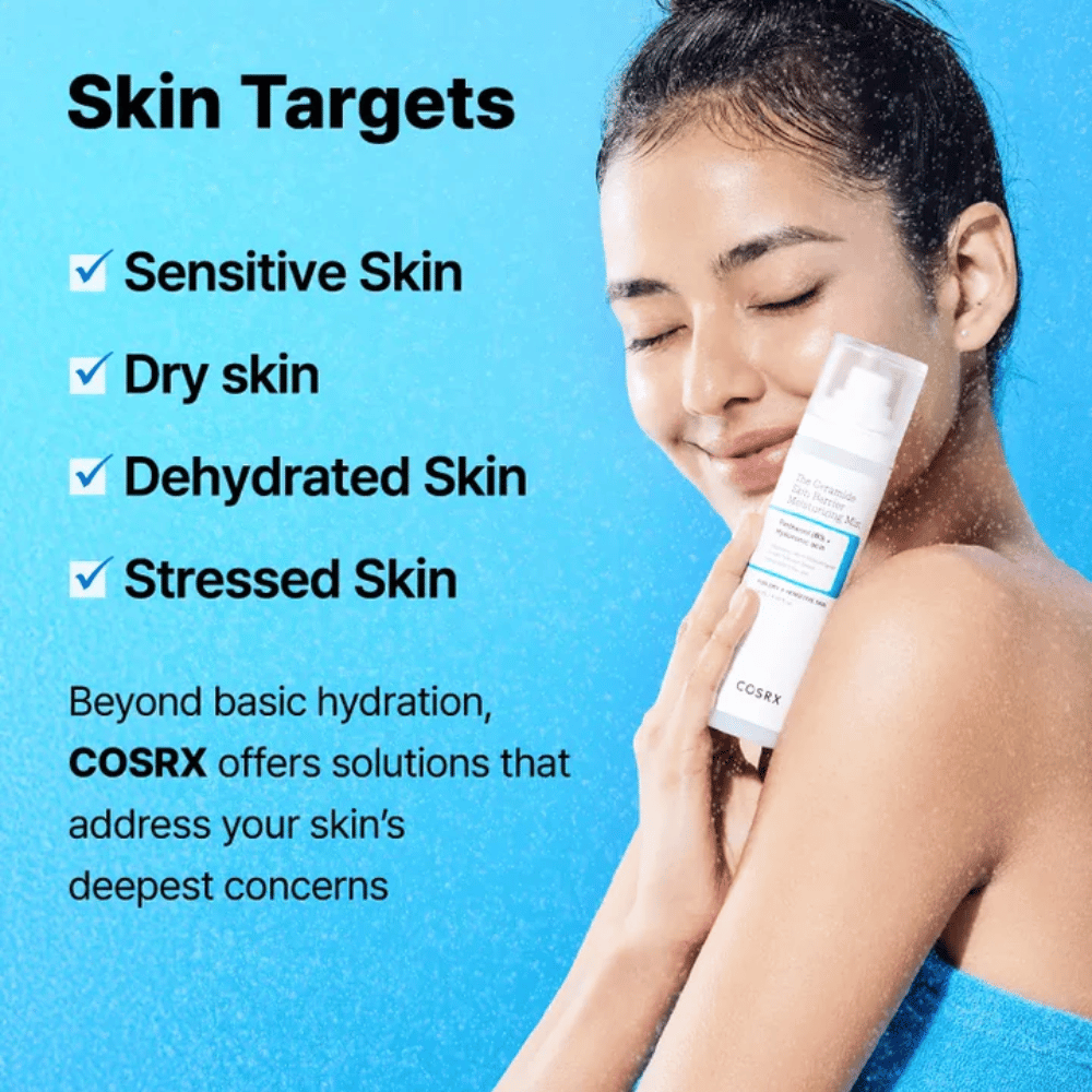 Femme tenant COSRX Ceramide Skin Barrier Mist – parfait pour les peaux sensibles, sèches et stressées qui ont besoin d'une hydratation supplémentaire.