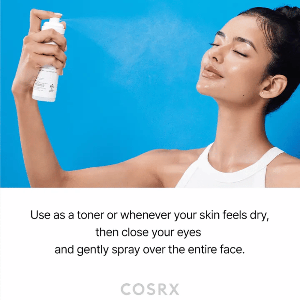 Femme pulvérisant COSRX Ceramide Skin Barrier Mist sur le visage pour une hydratation rapide et une sensation de fraîcheur.