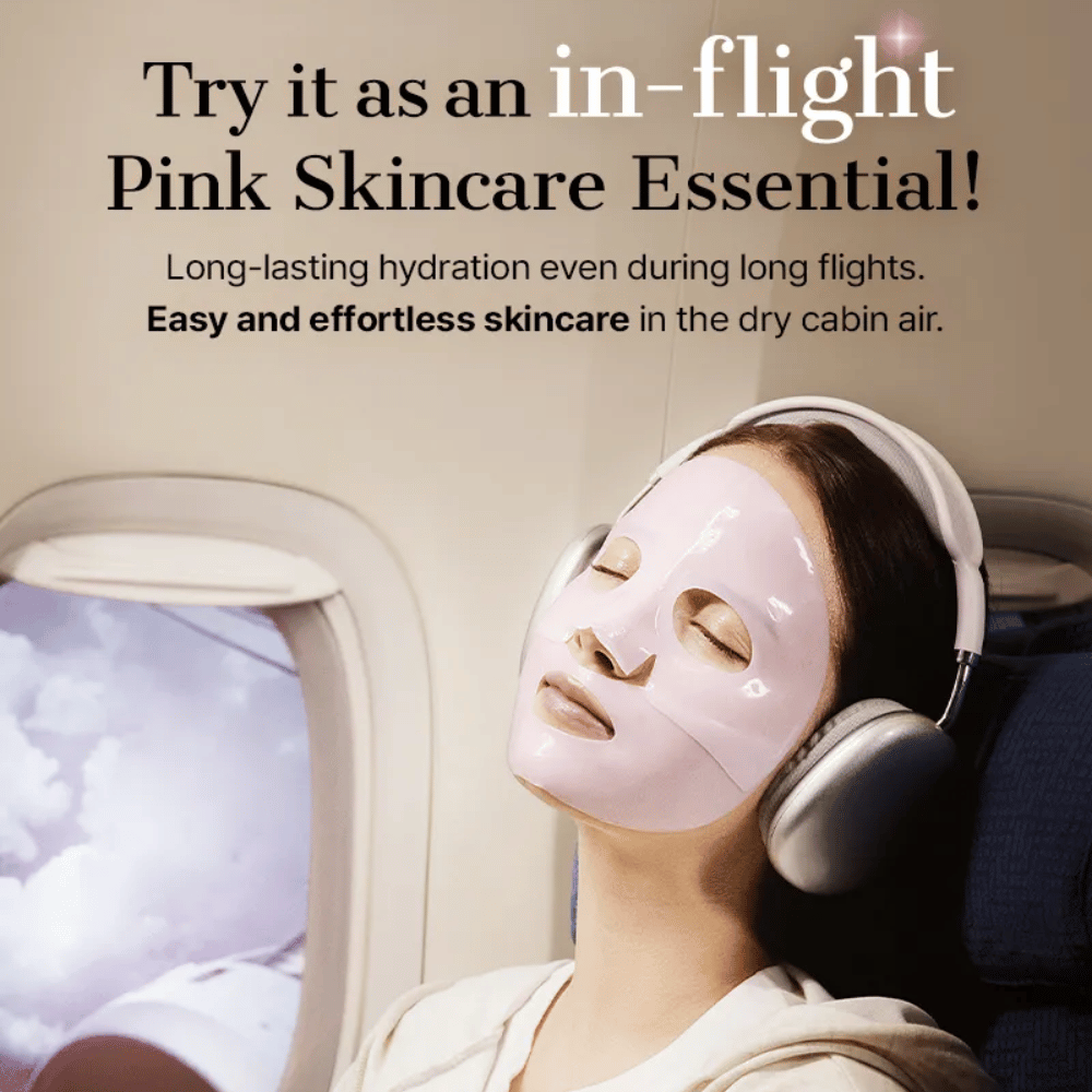 Femme avec un masque hydrogel rose de COSRX dans un avion – masque facial hydratant parfait pour les longs vols.