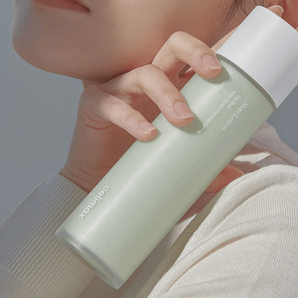 Celimax The Real Noni Hydra Firming Lotion est une lotion efficace qui raffermit la peau et procure une hydratation en profondeur. Enrichie en extrait de Noni et en ingrédients nourrissants, elle améliore l'élasticité de la peau et offre un teint frais et éclatant. Parfaite pour un usage quotidien pour une peau douce et hydratée !