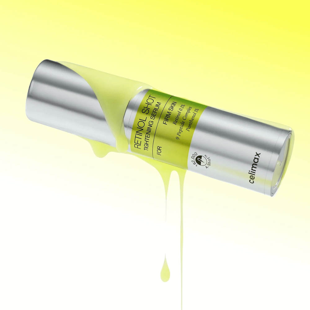 Image du produit de The Vita-A Retinol Shot Tightening Serum de Celimax avec du sérum jaune coulant le long de la bouteille sur un fond jaune clair.