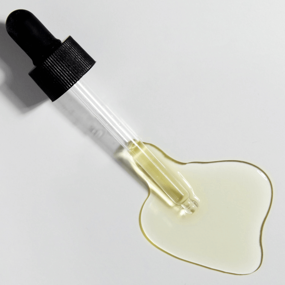 Gros plan sur la pipette avec COSRX The Vitamin C 13 Serum et formule dorée à la vitamine C, sérum concentré avec vitamine E et acide hyaluronique.