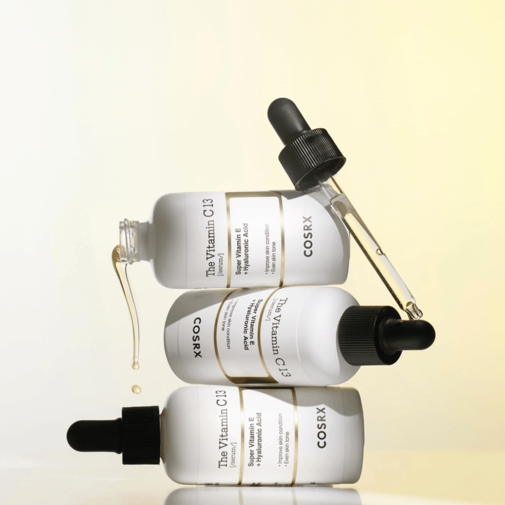 COSRX The Vitamin C 13 Serum avec vitamine E et acide hyaluronique, trois flacons avec pipette et gouttes de sérum à la vitamine C contre le teint irrégulier et pour l'éclat.