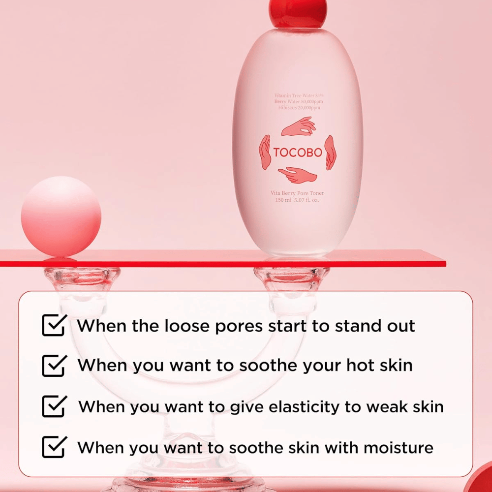 Image produit de TOCOBO Vita Berry Pore Toner placée sur un podium rose épuré, mettant l’accent sur le soin des pores, l’hydratation et l’effet apaisant pour la peau.