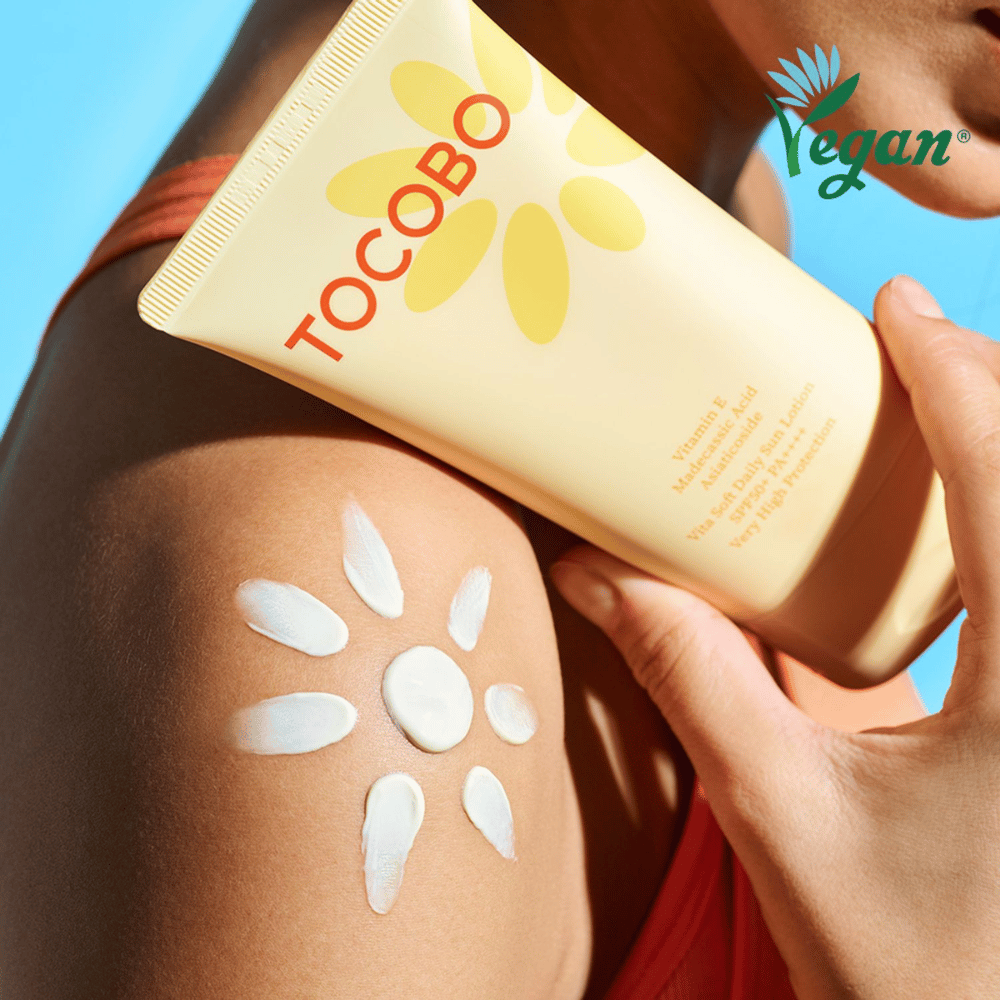Crème solaire de Tocobo appliquée sur le corps en couche uniforme pour une protection UV efficace et une hydratation avec une formule végane