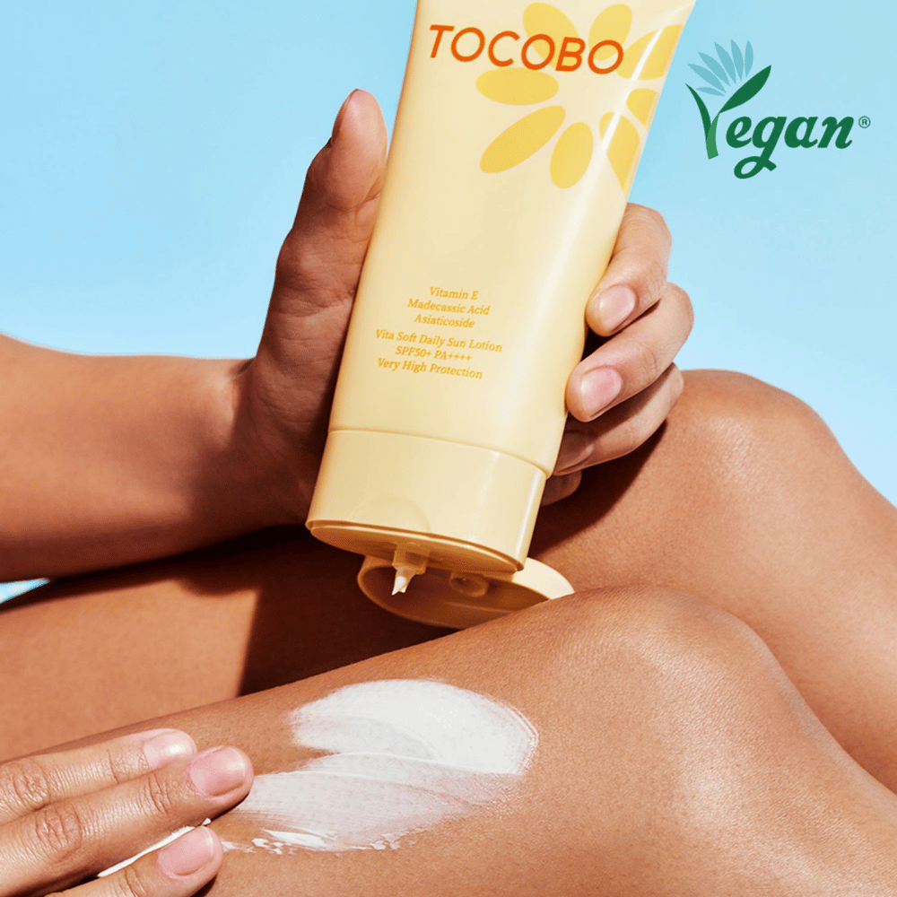 Application de Tocobo Vita Soft Daily Sun Lotion sur la peau avec une formule légère qui absorbe rapidement sans effet collant et offre une protection SPF50+