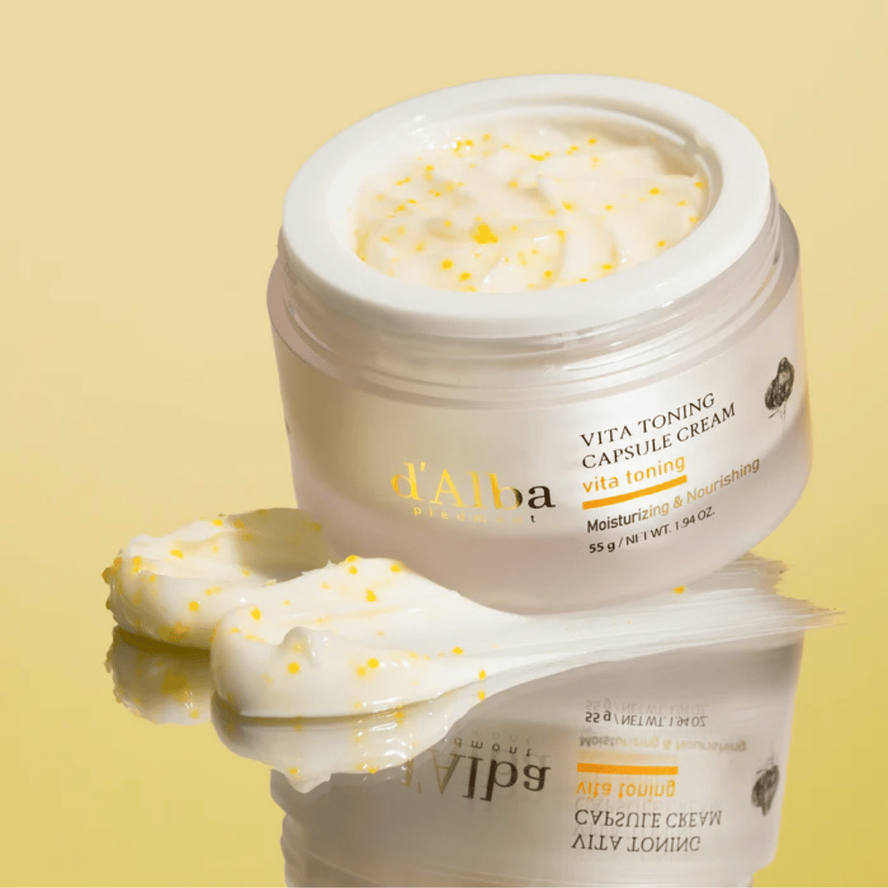 Texture d’Alba Vita Toning Capsule Cream – crème visage avec des capsules blanches qui se fondent dans la peau et aident à hydrater et à donner un teint plus clair.