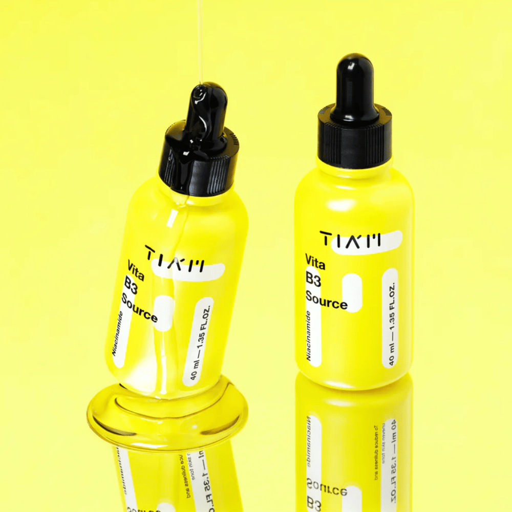 TIA'M Vita B3 Source – deux flacons jaunes de sérum à la niacinamide éclaircissant qui uniformise le teint et réduit les taches pigmentaires.