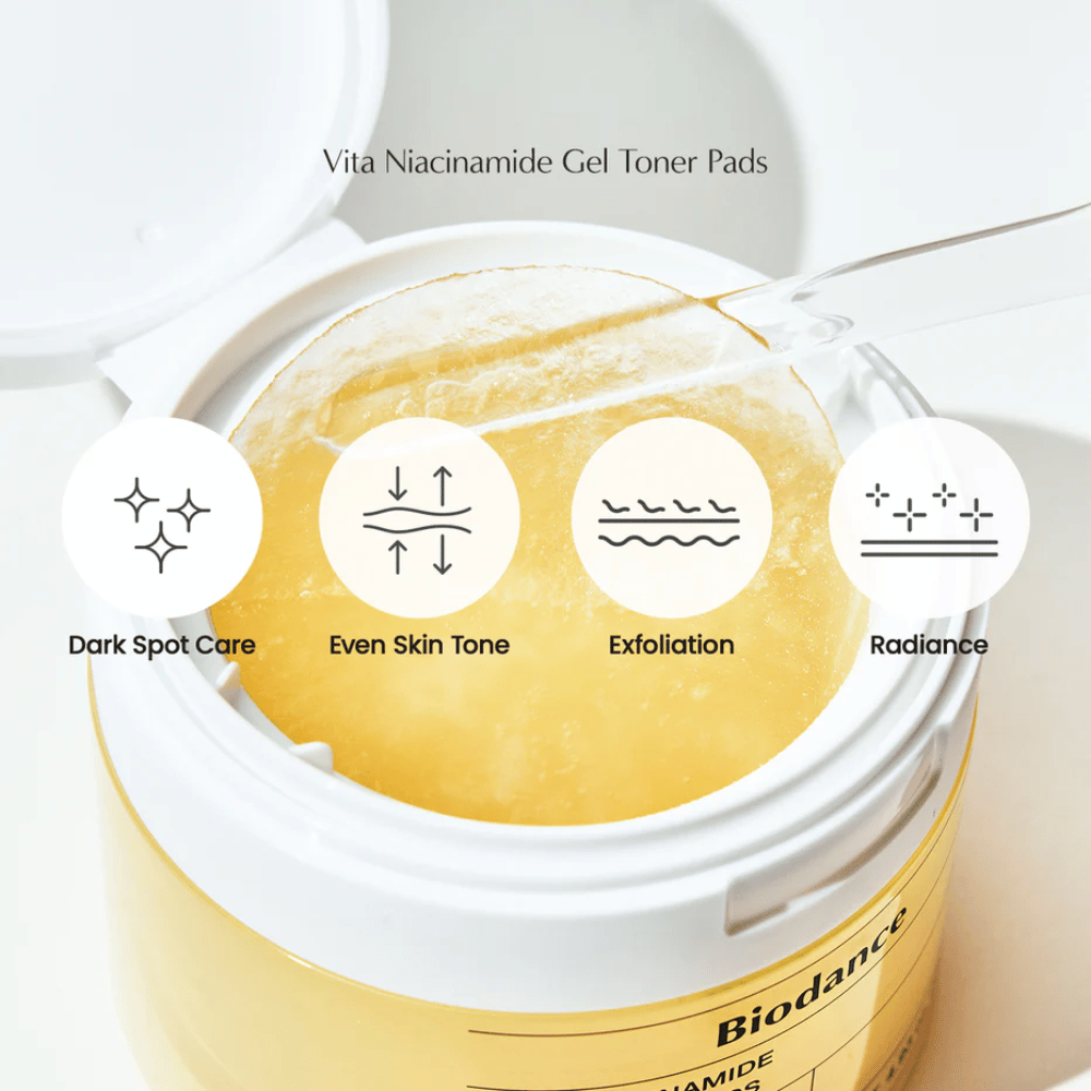 Biodance Vita Niacinamide Gel Toner Pads – tampons exfoliants pour un teint plus uniforme, éclat et traitement des taches sombres, présentés dans un pot ouvert avec pince.