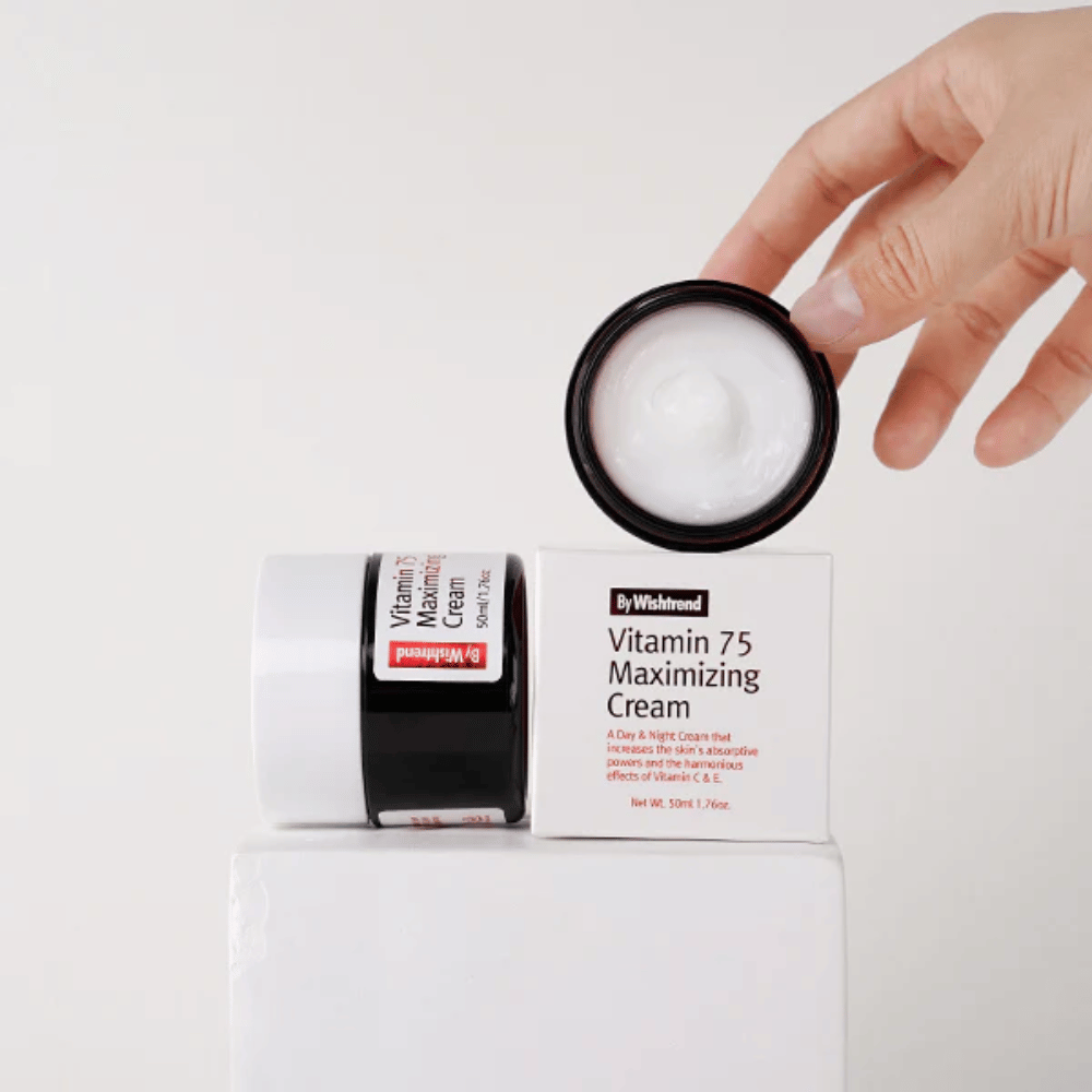 By Wishtrend Vitamin 75 Maximizing Cream avec pot et emballage montrant un crème visage hydratant pour une peau plus lumineuse et plus uniforme.
