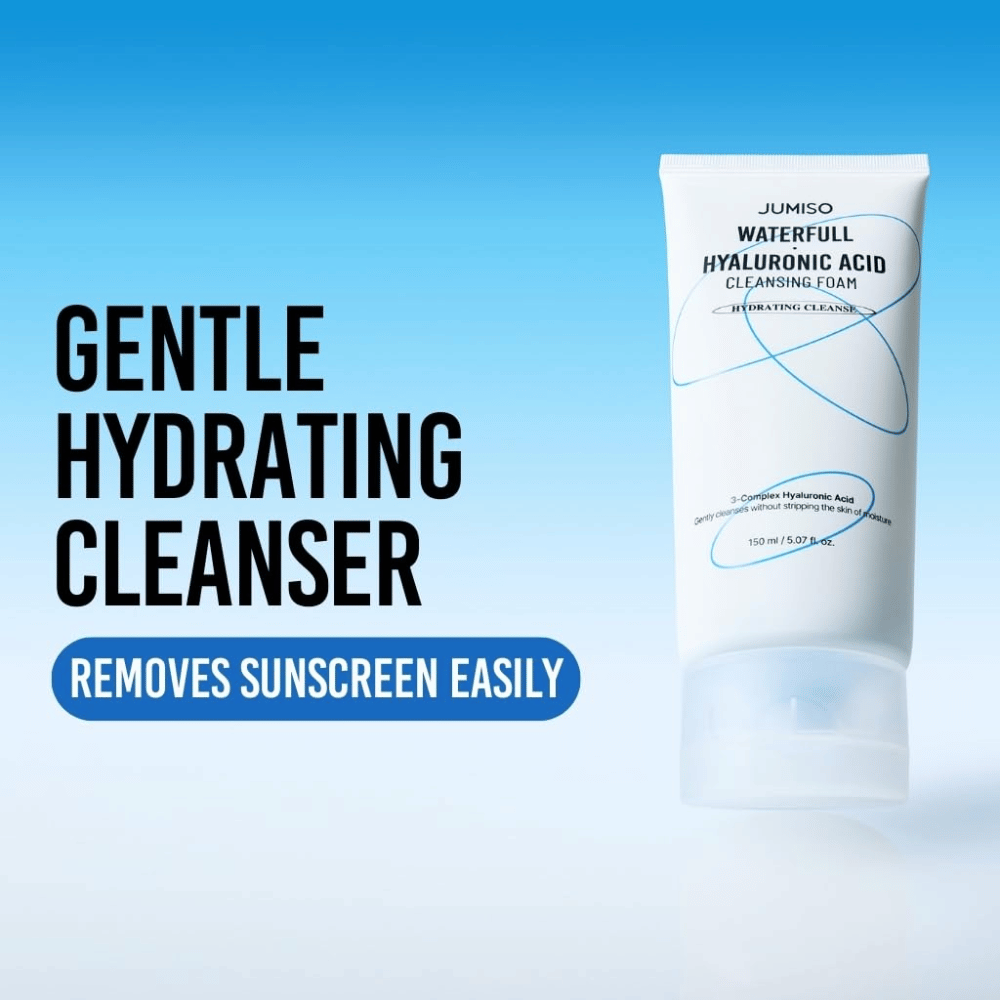 Image du produit Jumiso Waterfull Hyaluronic Acid Cleansing Foam sur fond bleu. L’accent est mis sur un nettoyant visage doux et hydratant qui élimine efficacement la protection solaire et les impuretés quotidiennes.