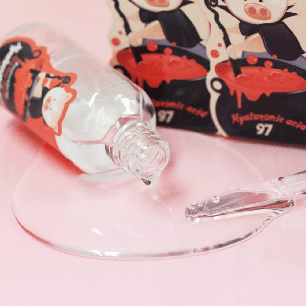 Gros plan de Elizavecca Hyaluronic Acid 97 avec pipette et texture de sérum clair qui est rapidement absorbée et hydrate la peau en profondeur.