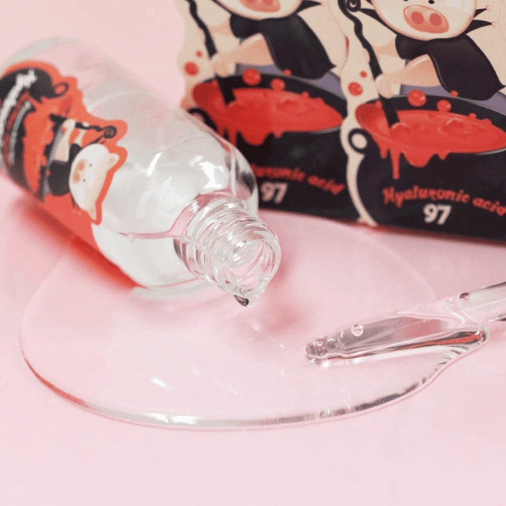 Gros plan de Elizavecca Hyaluronic Acid 97 avec pipette et texture de sérum clair qui est rapidement absorbée et hydrate la peau en profondeur.