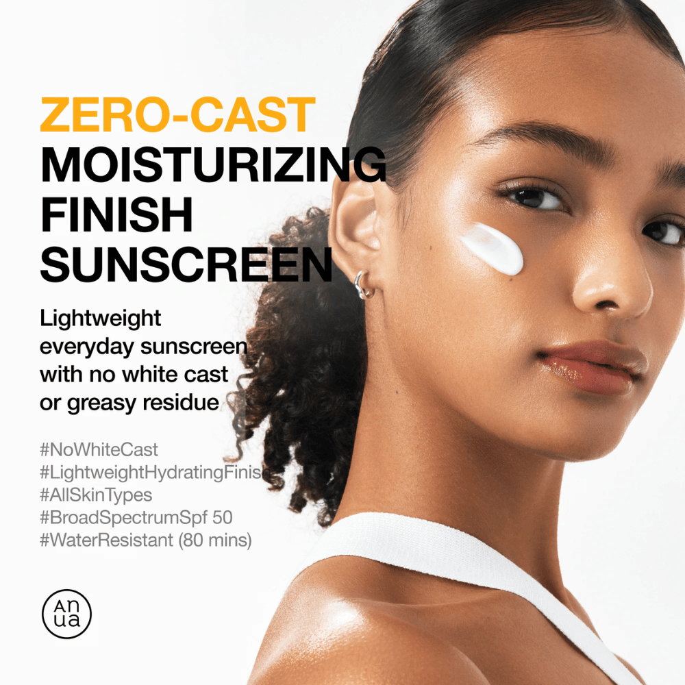 Femme avec de la crème solaire sur la joue montre ANUA Zero-Cast Moisturizing Finish Sunscreen – une crème solaire légère et hydratante avec SPF 50 qui ne laisse pas de film blanc.