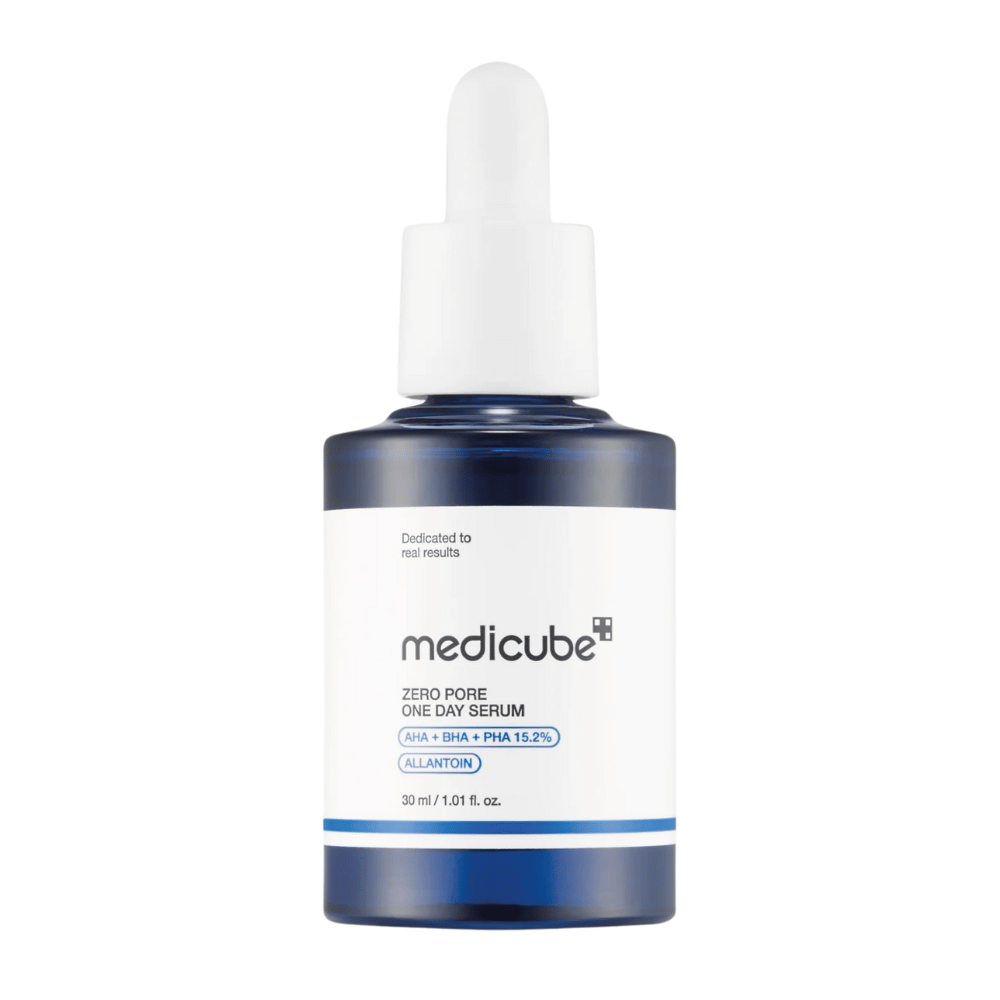 Bouteille de Medicube Zero Pore One Day Serum avec étiquette blanche et détails bleus, un produit exfoliant avec AHA, BHA et PHA, sur fond blanc.