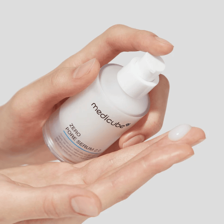 Medicube Zero Pore Serum 2.0 en flacon pompe dosé dans la main, un sérum léger qui est rapidement absorbé et aide à réduire les pores visibles.