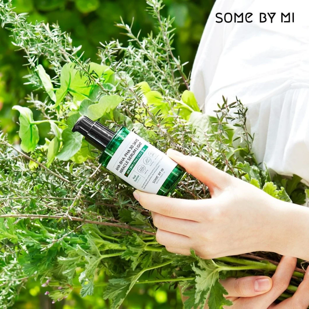 Une femme tenant un bouquet d'herbes dans ses mains pour lutter contre les taches pigmentaires et l'acné avec l'aide de AHA, BHA, PHA 30 Days Miracle Serum Light 50ml de SOME BY MI.