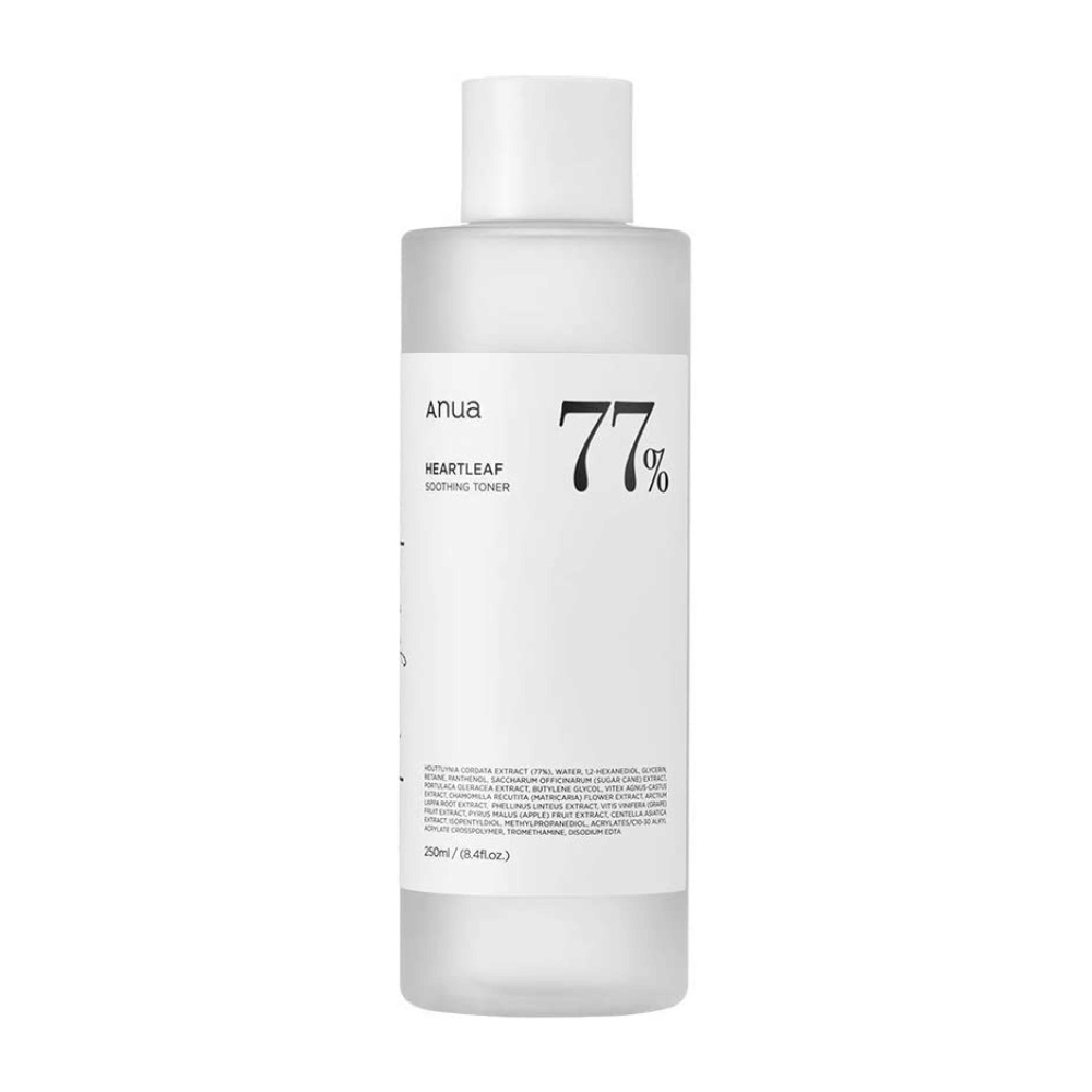 Une bouteille Heartleaf 77% Soothing Toner avec une étiquette Anua, formulée avec une lotion apaisante pour le visage pour les peaux sensibles.