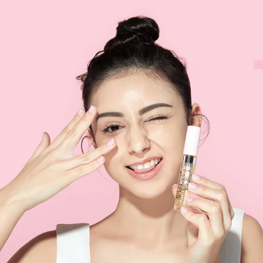 Une femme tient une bouteille de ETUDE My Lash Serum 9g sur le visage pour renforcer les cils.