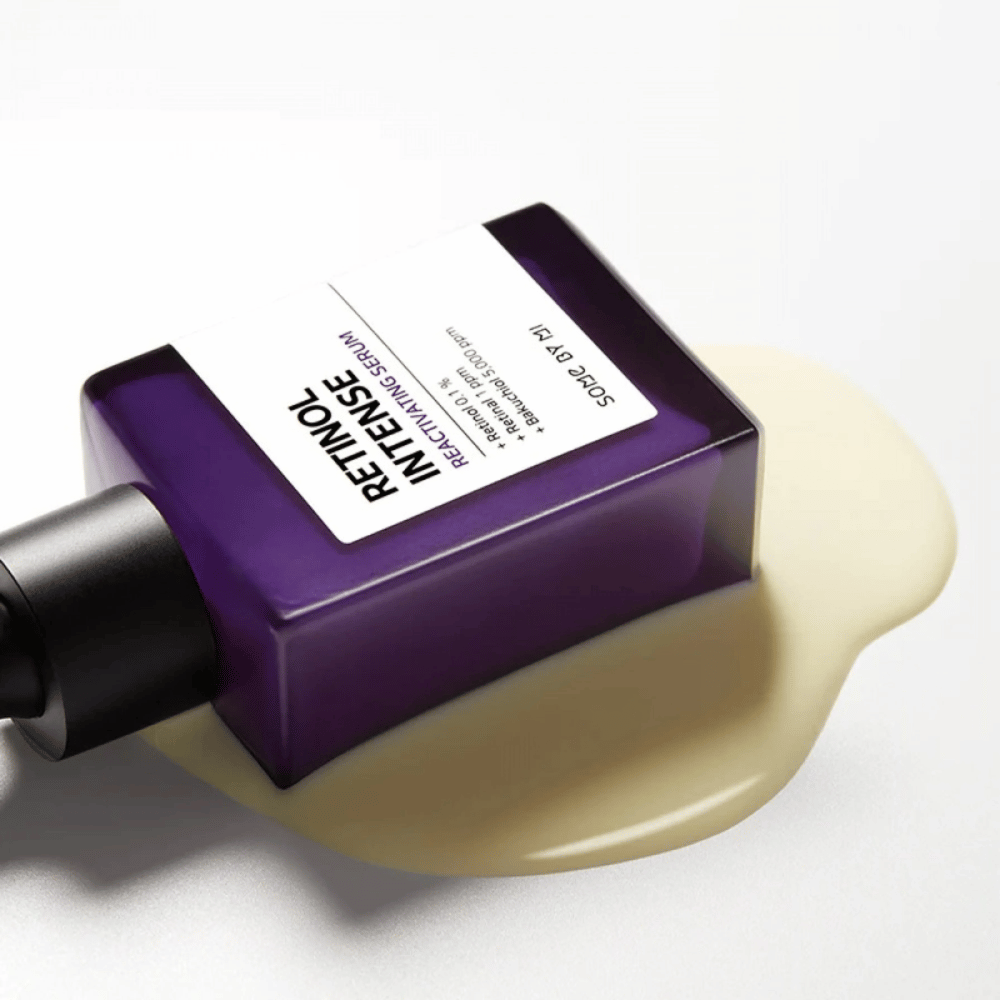 Une bouteille SOME BY MI Retinol Intense Reactivating Serum 30ml posée sur une surface blanche.